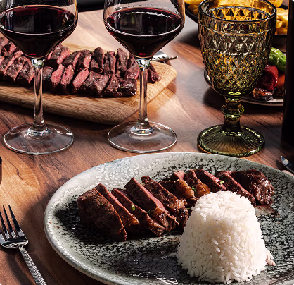 Brochetas en la parrilla en Hi-Life Steak House Puerto Calero