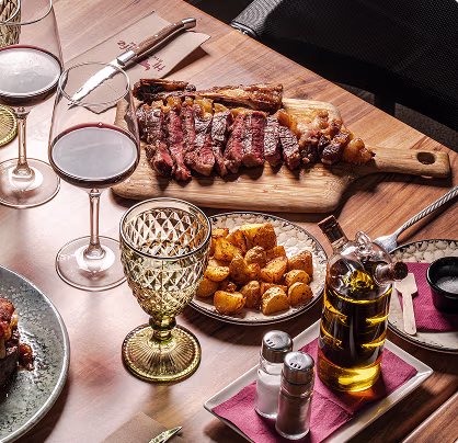 Costilla, papas y vino en Hi-Life Steak House Puerto Calero
