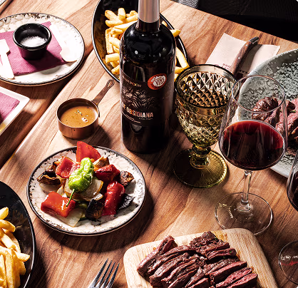 Mesa con solomillo, papas y bebidas en el restaurante Hi-Life Steak House Puerto Calero